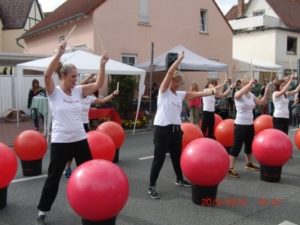Am 20.September 2015 traten 6 Damen aus der Fitness-Gruppe von Beate beim Lindenfest „Lebendiges Köppern“ auf. Sie zeigten zwei mitreißende Choreographien zu fetziger Musik.