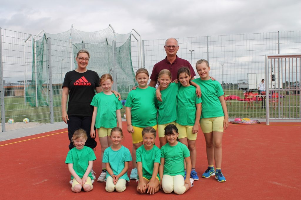 Die Mädchen der Köpperner Kangaroo Skippers mit Bürgermeister Horst Burghardt und Trainerin Michaela Kowalski