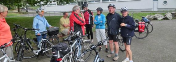 Aufbruch zur Radtour vor der Grundschule
